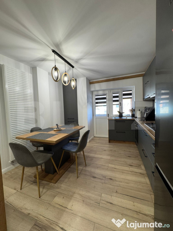 Apartament central, decomandat cu 3 camere
