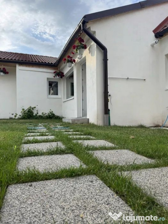 Casa 3 camere, 2 bai, acces dublu in curte, zona Tractorului