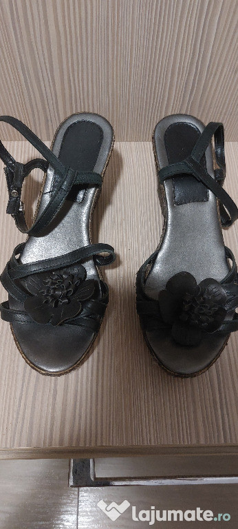 Sandale negre, din piele naturala marca Lasoski, masura 39,