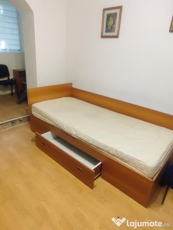 Pat cu saltea, birou , șifonier