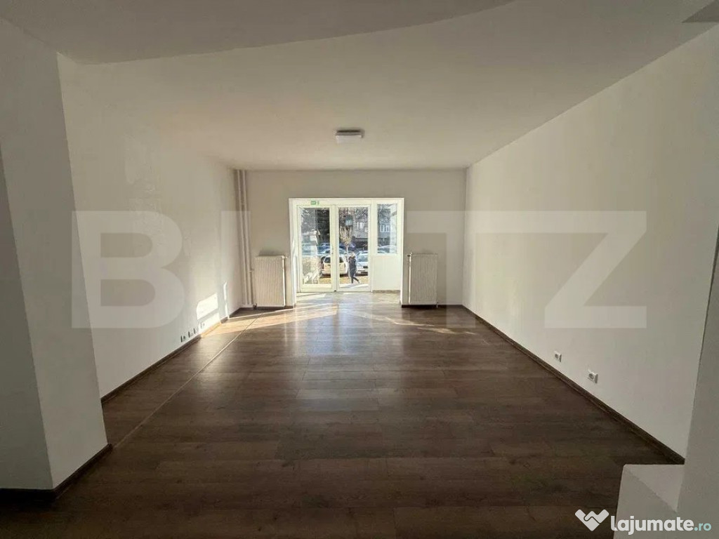 Spatiu comercial, 75 mp, stradal, vad excelent, vitrina, Man
