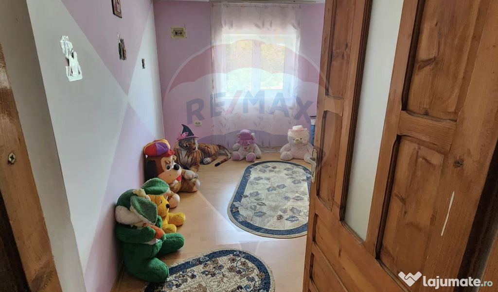 Casă spațioasă cu 6 camere, la doar câțiva pași de ...
