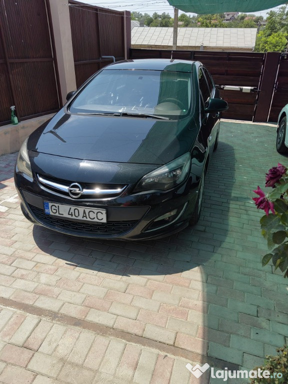 Vând Opel Astra J facelift 2013