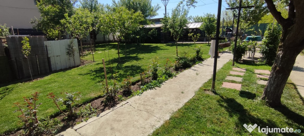 Casa cu teren aferent 1000 m²