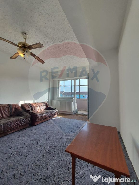 Apartament cu 3 camere de vânzare în zona Vitrometan