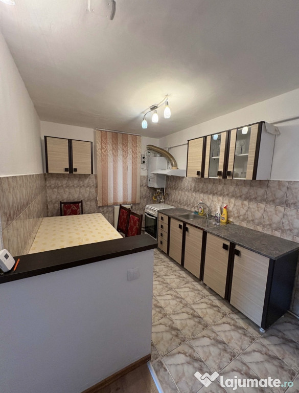 Apartament cu 3 camere, decomandat, Centru