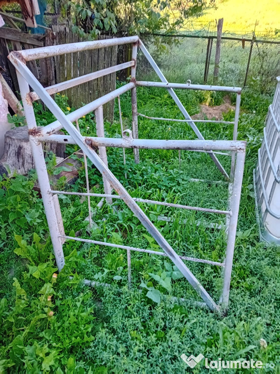 Vând cadru atașabil la tractor