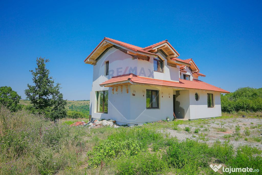 De vânzare Casă cu 6 camere la roșu, Oradea, Str. Gheo...