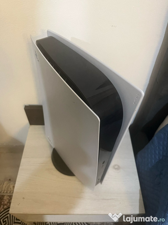 PlayStation 5 cu o maneta și fifa 23