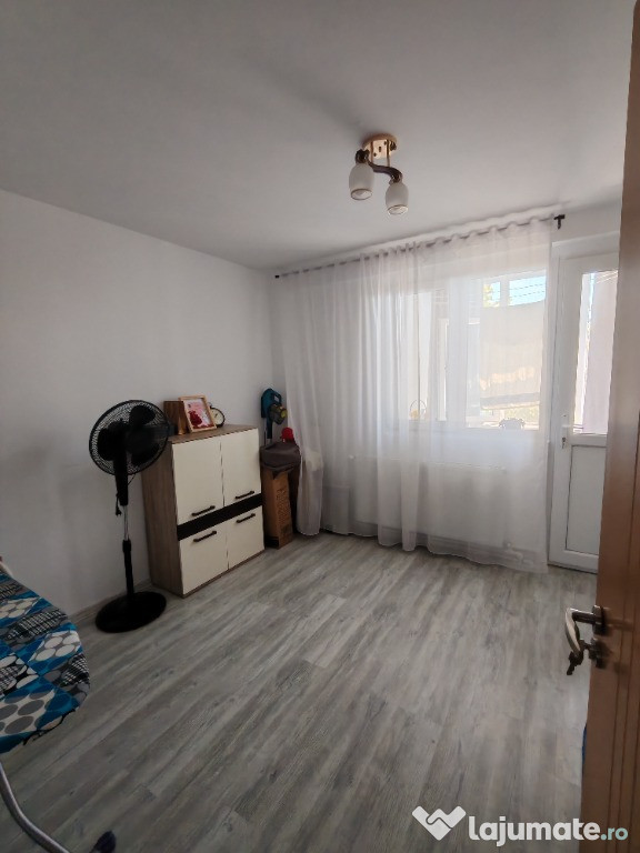 Apartament renovat 4 camere Micro 16 complex Siretu
