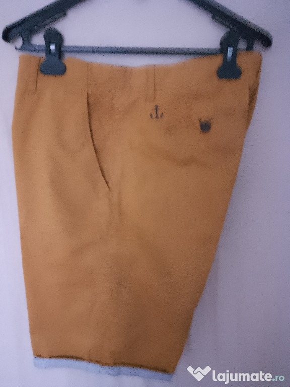 Pantalon scurti in stare impecabila