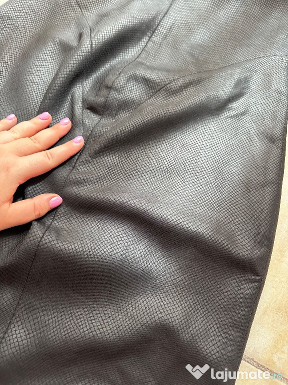 Rochie lucioasă Marilena Sianga, fără mâneci, care se mulează perfect
