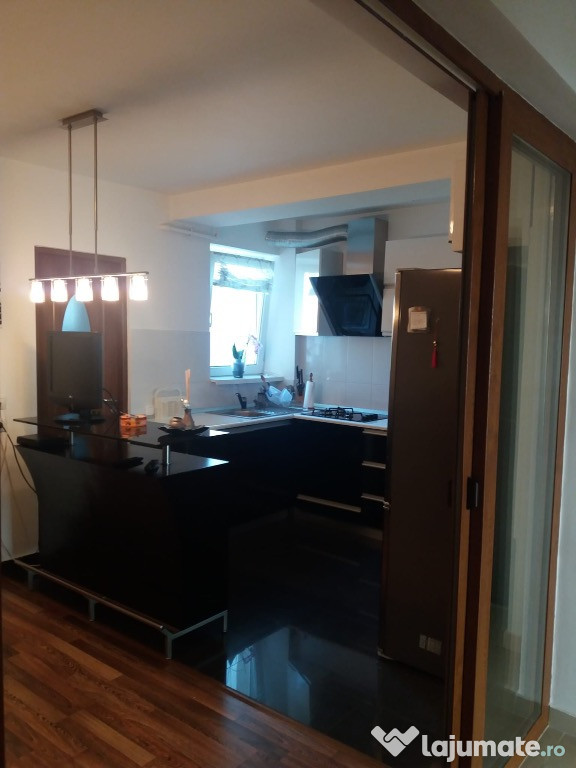 Persoană fizică ofer spre închiriere apartament 3 camere
