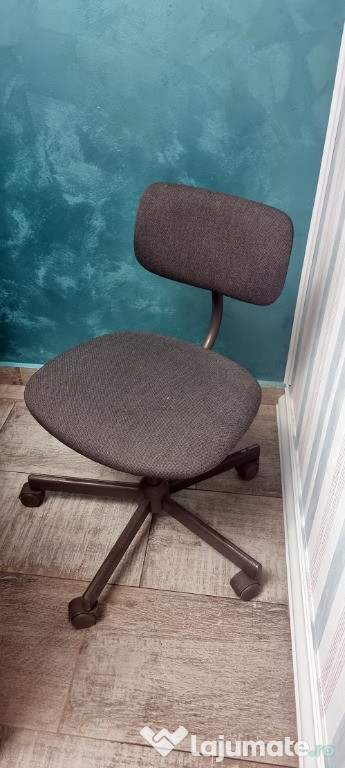 Scaun de birou ergonomic, simplu și funcțional - ideal pentru birou sa