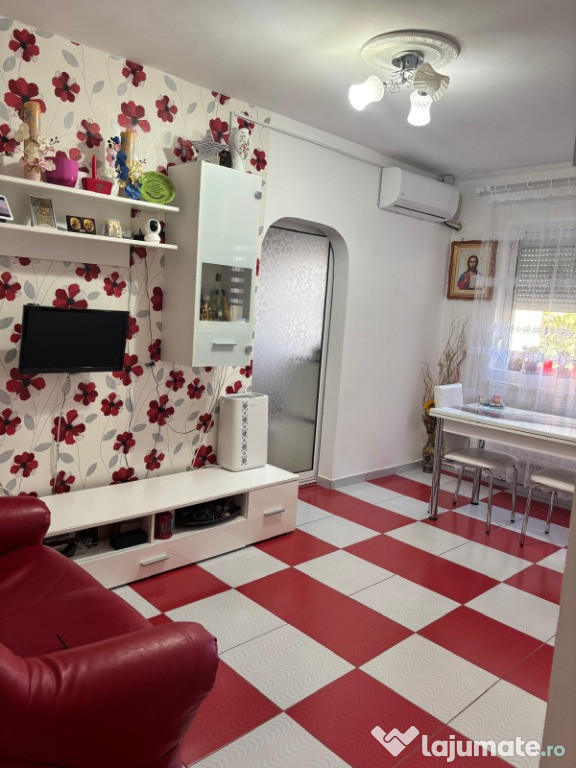Vand apartament cu 3 camere