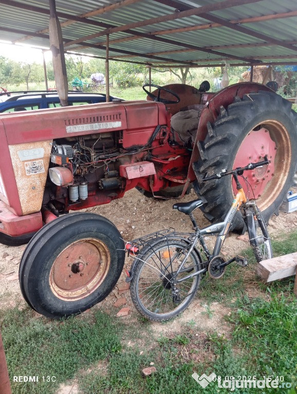 Tractor international cu diferite utilaje