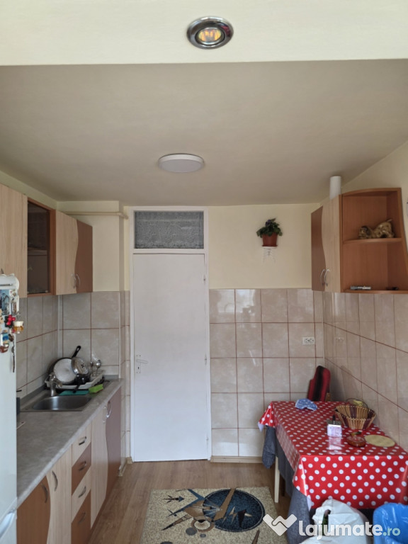 Vând apartament zona Tractoru 2 camere