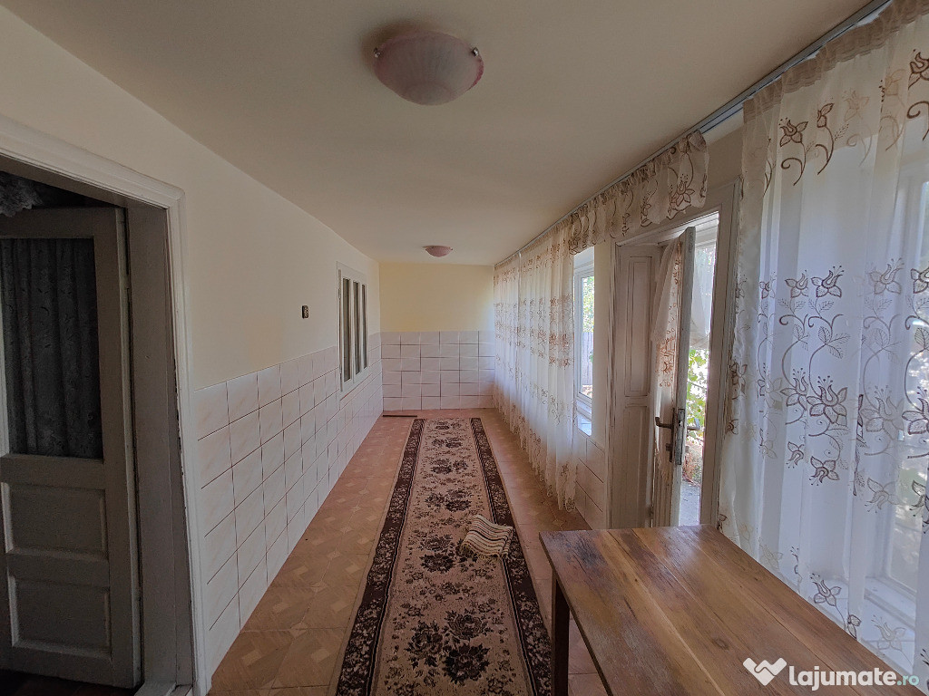 Vânzare casă bătrânească la poalele Munților Măcin