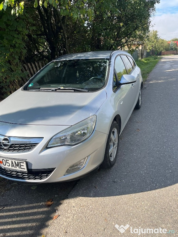 Opel Astra J 2011
