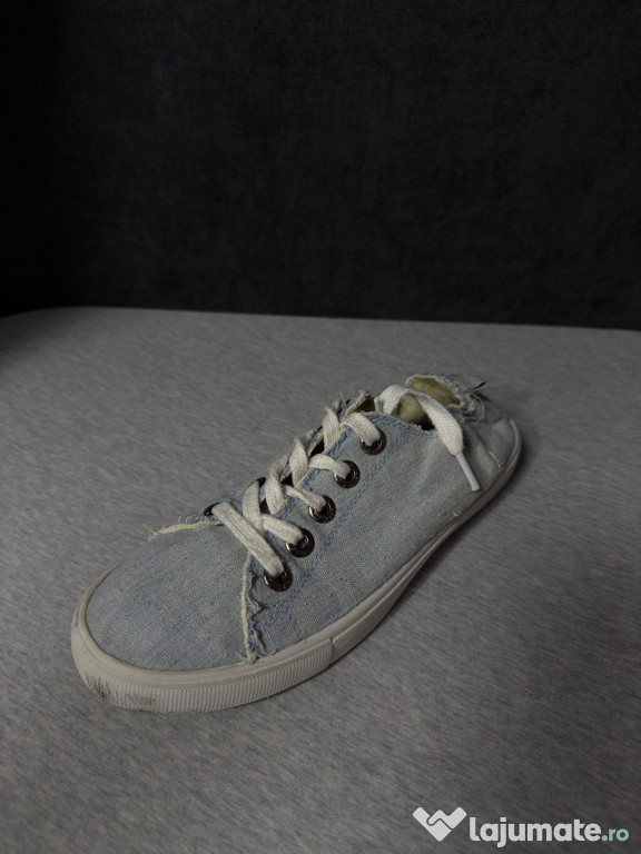 Vând adidași stil Vans