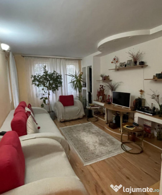 Apartament 4 camere - zona Far Constanta