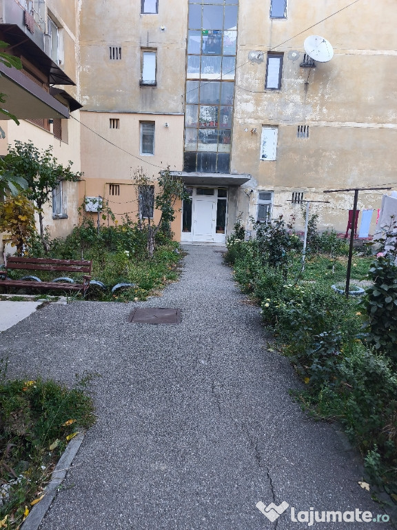 Vând apartament 3 camere situat in Bumbești Jiu