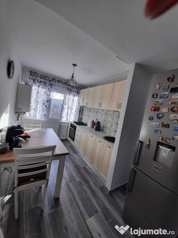 Apartament 4 camere renovat complet – Micro 16, Galați...