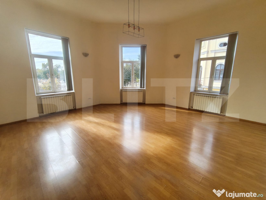 Apartament acoperis inalt (stil evreiesc), 98 mp , Ultracent