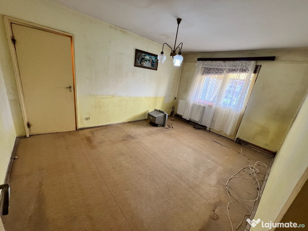 VAND apartament 2 camere semidecomandat,zona Calea Cisnadiei