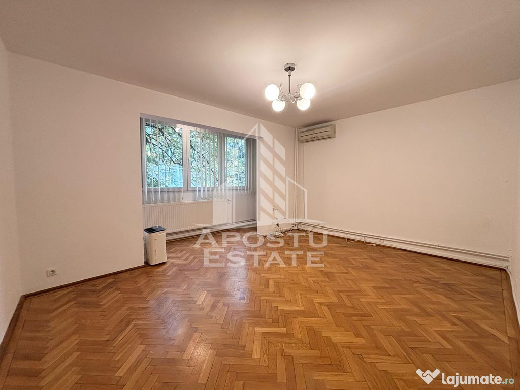 Apartament cu 4 camere, decomandat, nemobilat, garaj, zon...