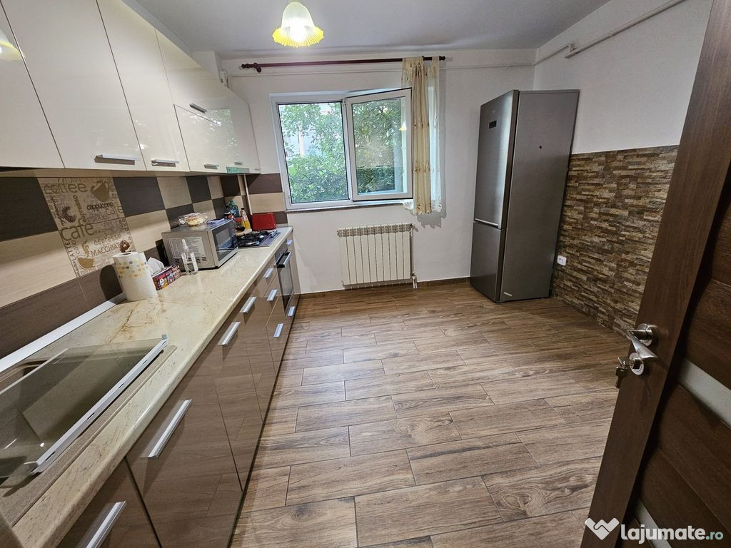 Inchiriez apartament cu doua camere, decomandat, in Micro 20