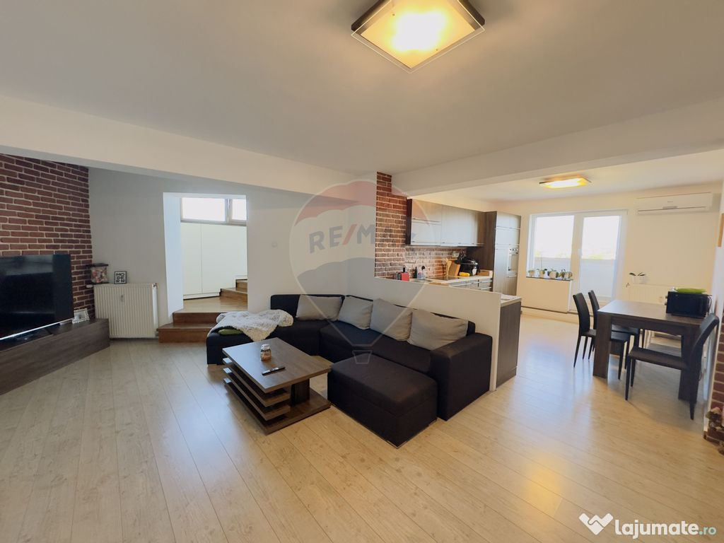 Apartament cu 3 camere + terasa inchisa (camera) zona Dec...