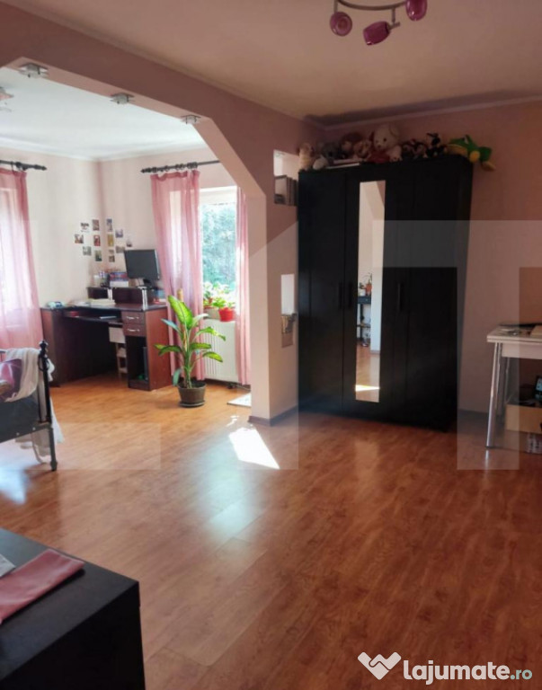 Casă modernă cu terasă și curte amenajată, centru Berce