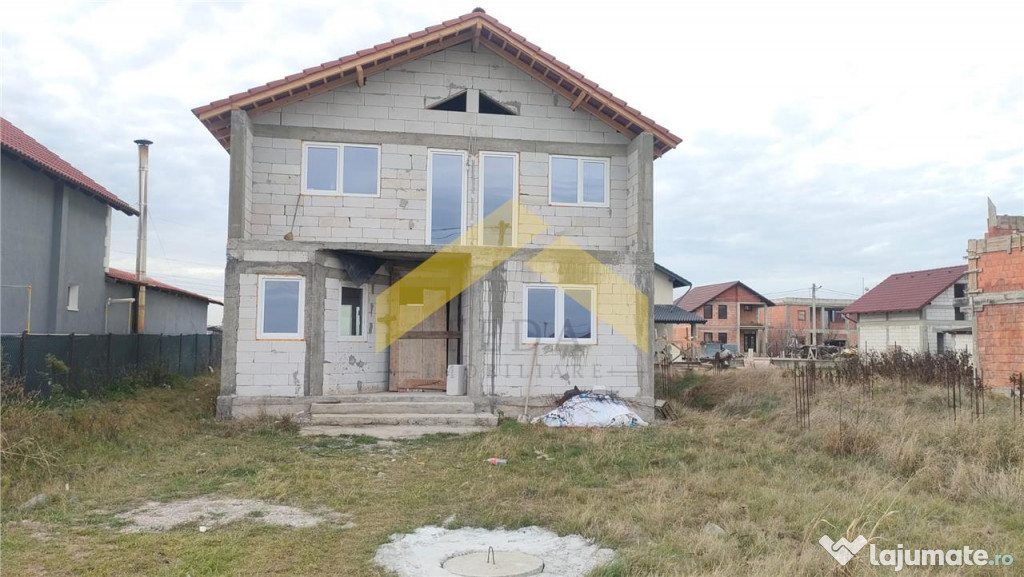 Casa la rosu de in localitatea Fantanele