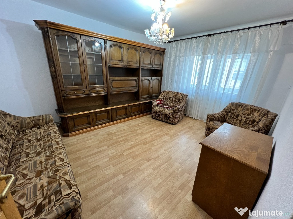 INCHIRIEZ apartament 4 camere decomandat, zona Vasile Aaron