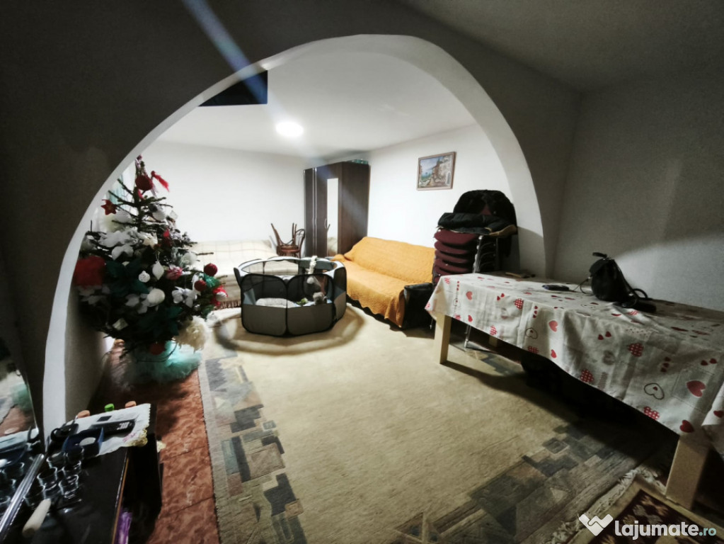 Casa de vanzare, cu 3 camere, 80 mp, 900 mp teren, Siret