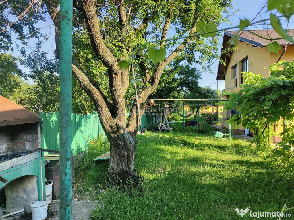 Casa decomandata, situata central in Boldesti Scaeni, in zon