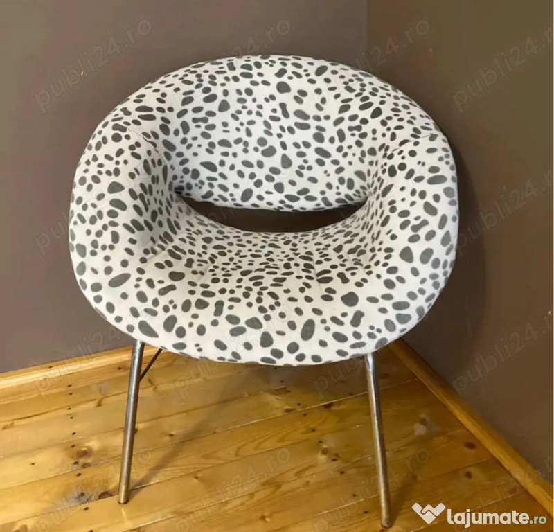 Scaun cu pete. Defectele sunt descrise mai jos.