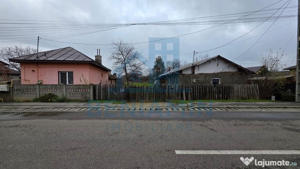 Teren Carcea 923mp Intre case zona buna toate utilitatile...