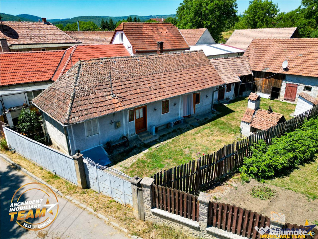 Casa traditionala din lemn, cu sura din piatra, Arcus, Covas