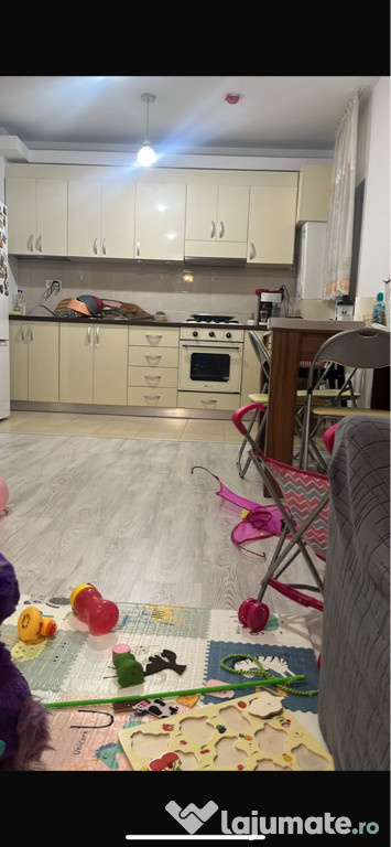 Închiriez apartament