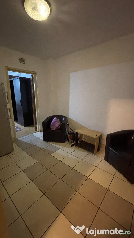 Articular, închiriez garsoniera