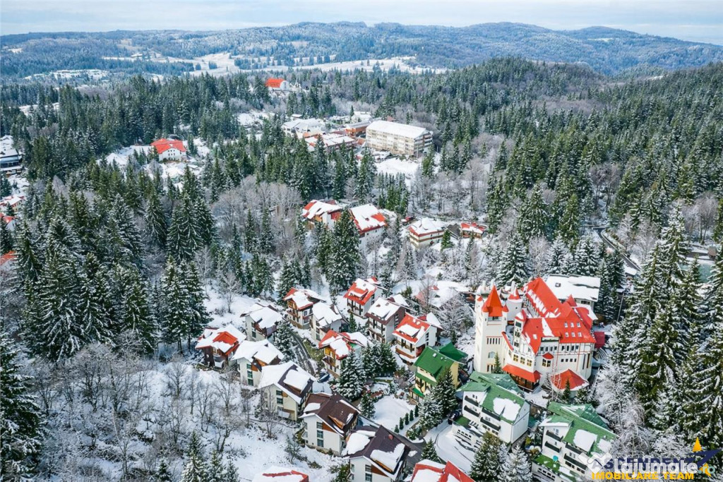 Film! Resedinta eleganta, accesorizata, in frumoasa statiune