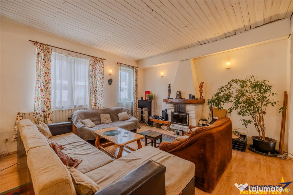 Locuinta cu caracter,doua niveluri,4 camere,terasa,garaj,cur