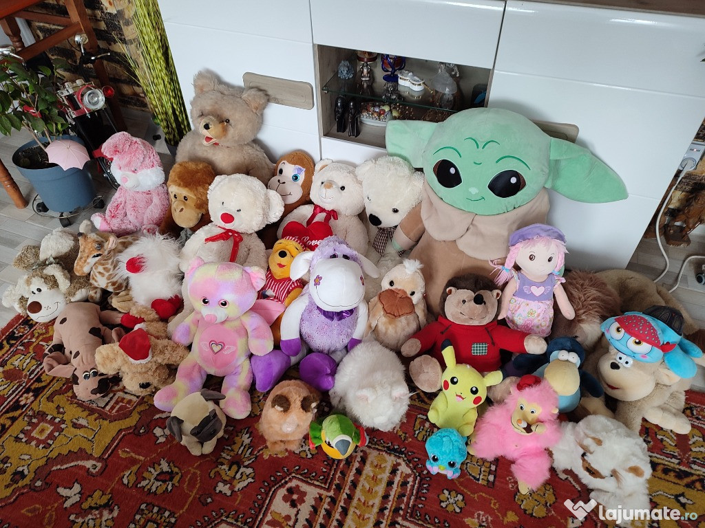 Jucării de pluş de diferite mărimi