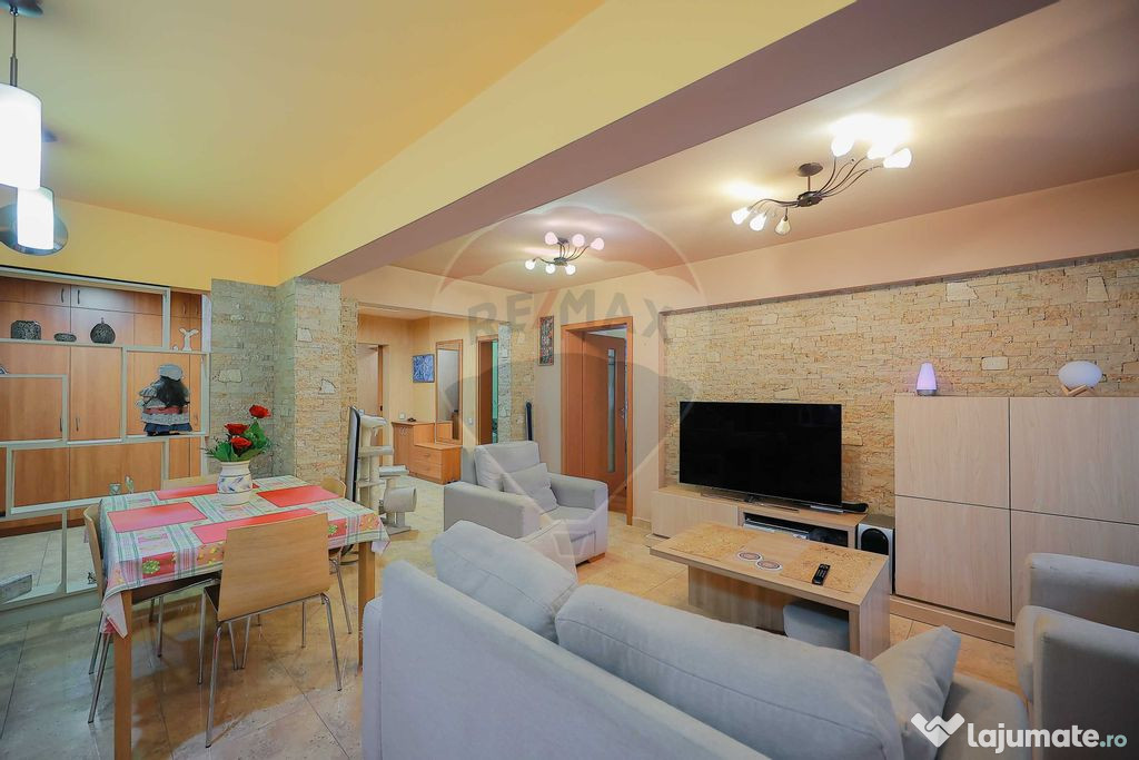 Apartament cu 4 camere de vânzare în zona Rogerius