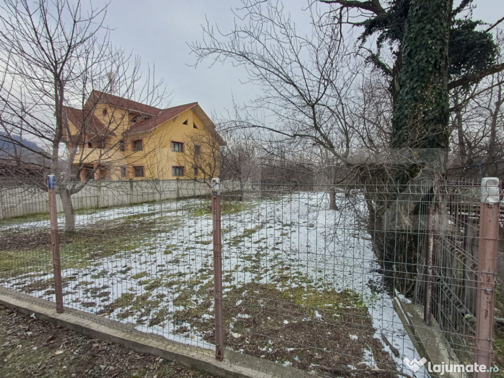 Teren intravilan langa apa si padure