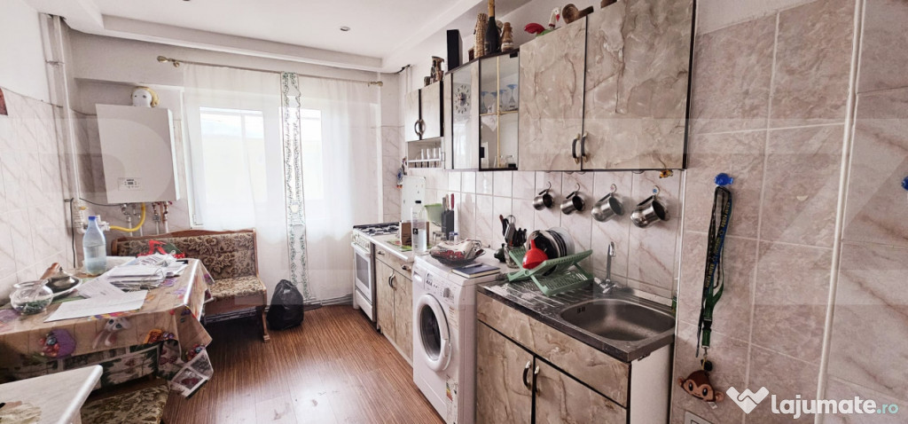 Apartament generos: 97,5 mp, 5 camere, 2 băi mari