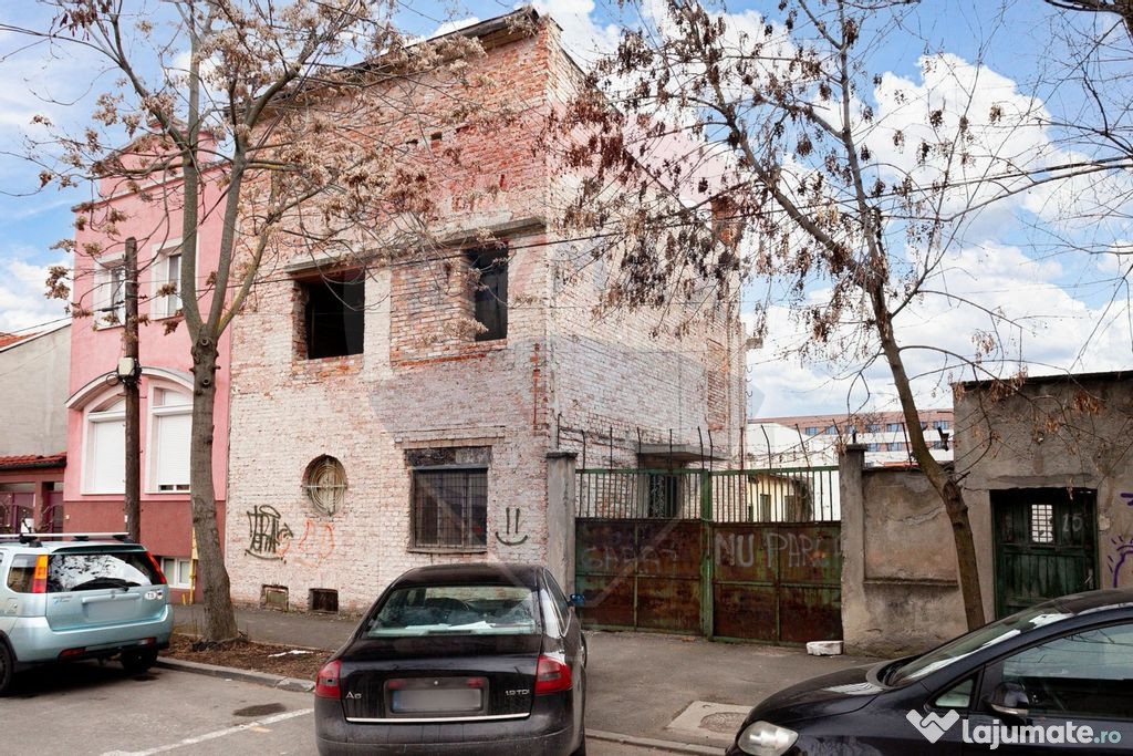 Casă cu teren generos de 786 mp, situată pe strada Tran...