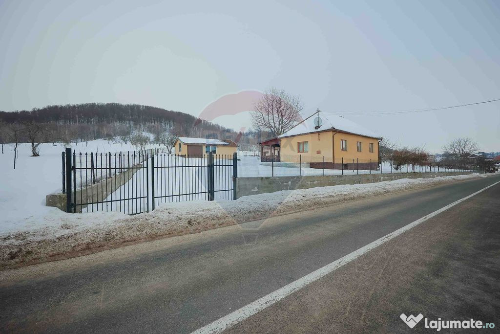 Casă cu 4 camere din cărămidă, de vânzare în zona B...